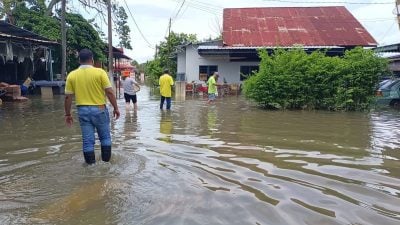 高渊3住宅区汪洋一片 议员派餐食给灾黎