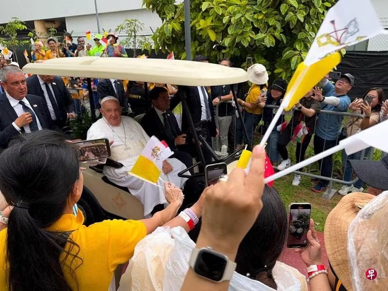 （已簽發）全國：獅城二三事：天主教徒雨中歡迎教宗方濟各訪新 大馬教徒赴新見證激動哽咽