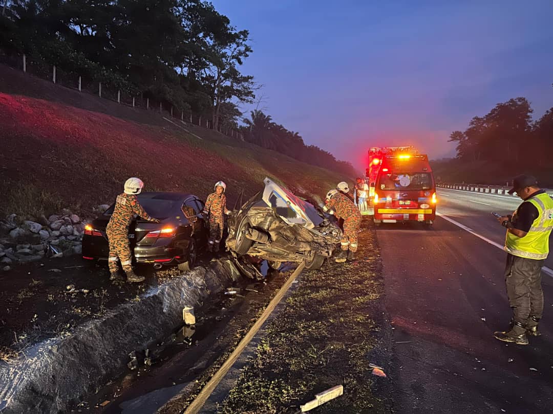 3车1摩托车连环撞 司机被夹困脚骨折