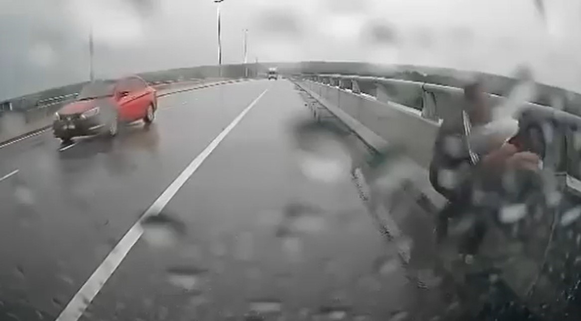 （已簽發）柔：女子冒雨企圖跳橋，目擊者快速反應阻悲劇發生