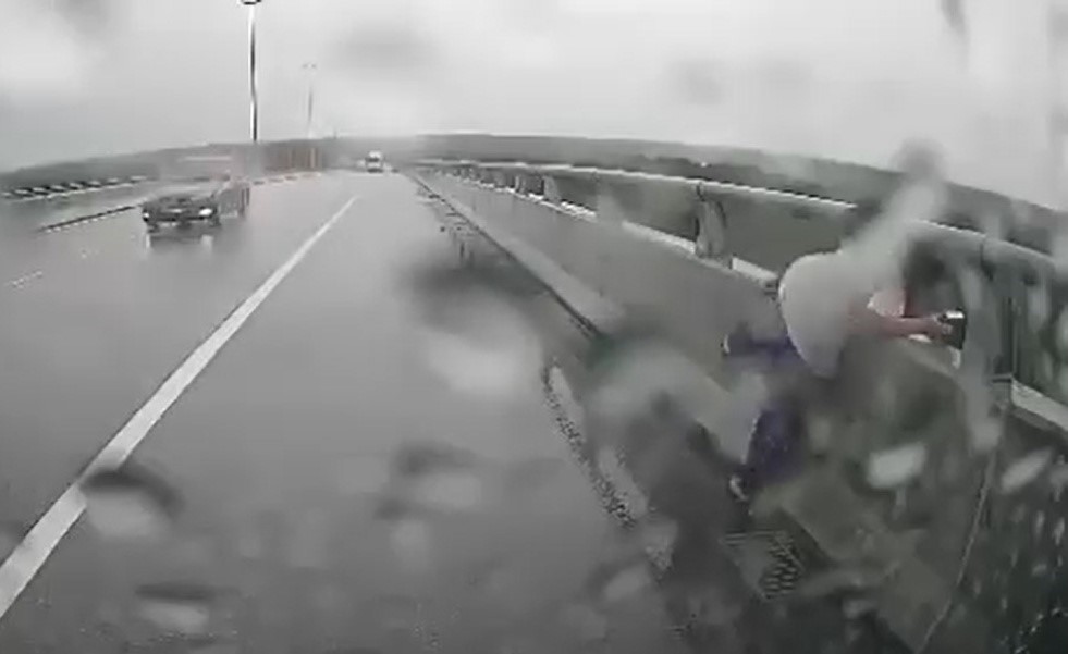 （已簽發）柔：女子冒雨企圖跳橋，目擊者快速反應阻悲劇發生