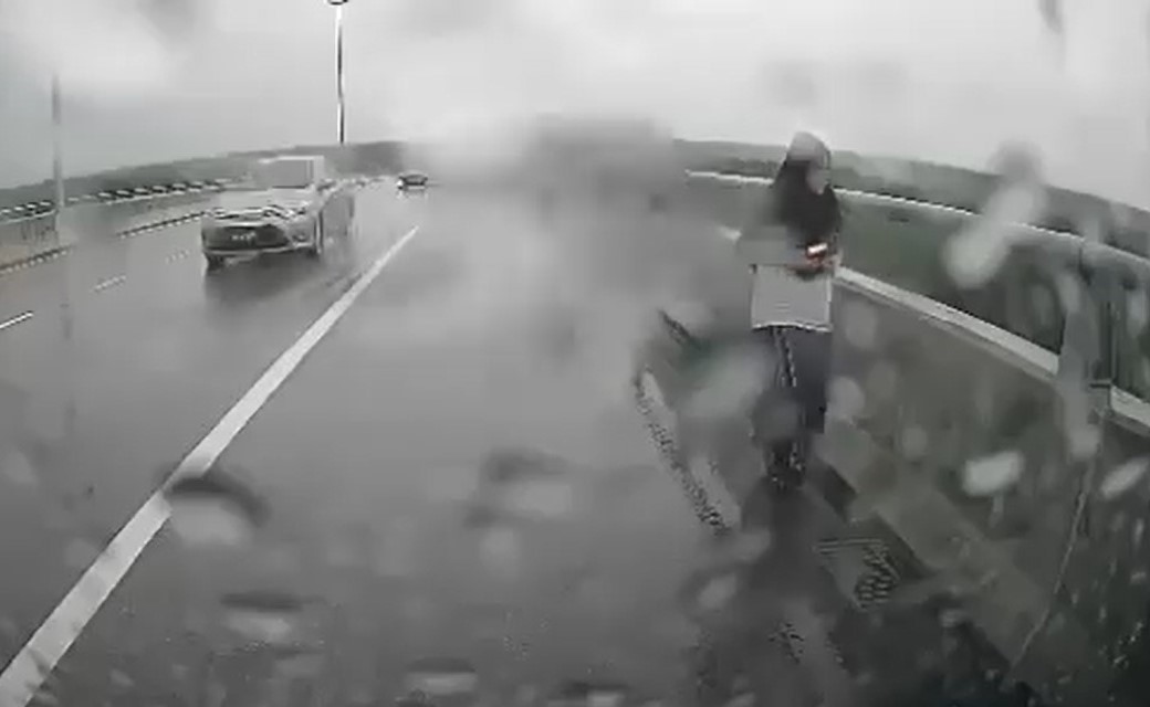 （已签发）柔：女子冒雨企图跳桥，目击者快速反应阻悲剧发生