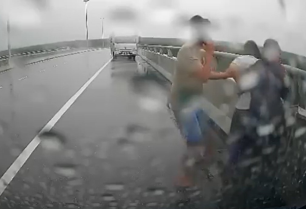 （已签发）柔：女子冒雨企图跳桥，目击者快速反应阻悲剧发生