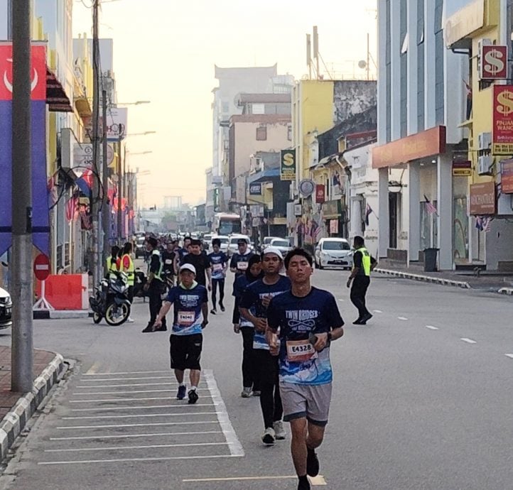 （已签发）柔：**封面**麻坡双桥半程马拉松   3200人穿越麻坡市区与双桥