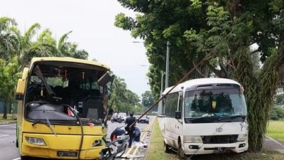 停路边遭黄巴猛撞 小巴司机当场亡