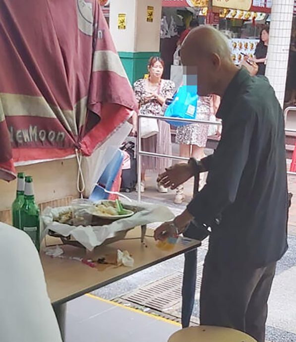 （已簽發）柔：獅城二三事：牛車水現“覓食團”　男子熟食中心吃剩食