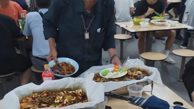 牛車水現“覓食團” 男子熟食中心吃剩食