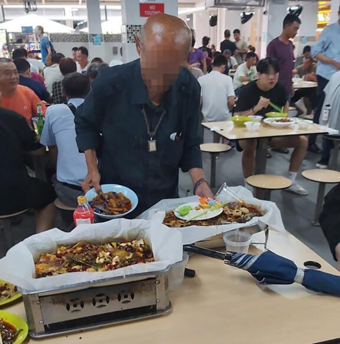 （已簽發）柔：獅城二三事：牛車水現“覓食團”　男子熟食中心吃剩食