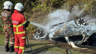 車輛失控翻覆起火燃燒   司機及時逃生沒受傷