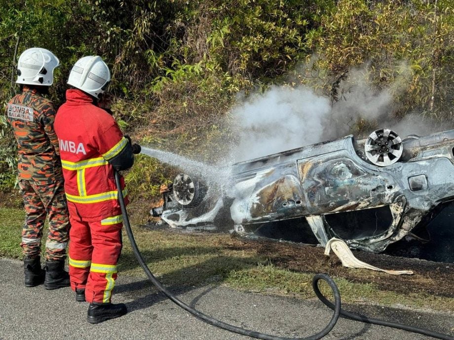 （已簽發）柔：車輛失控翻覆起火燃燒   司機及時逃生沒受傷