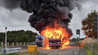 视频 | 北海道机场巴士起火烧成废铁  13人及时逃生