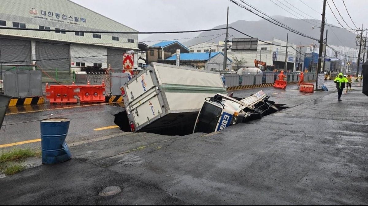 （視頻）颱風“普拉桑”襲韓 釜山等地暴雨 地洞“吃車”