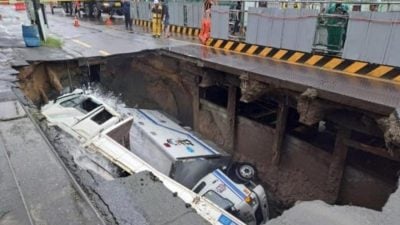 視頻 | 颱風“普拉桑”襲韓 釜山等地暴雨 地洞“吃車”