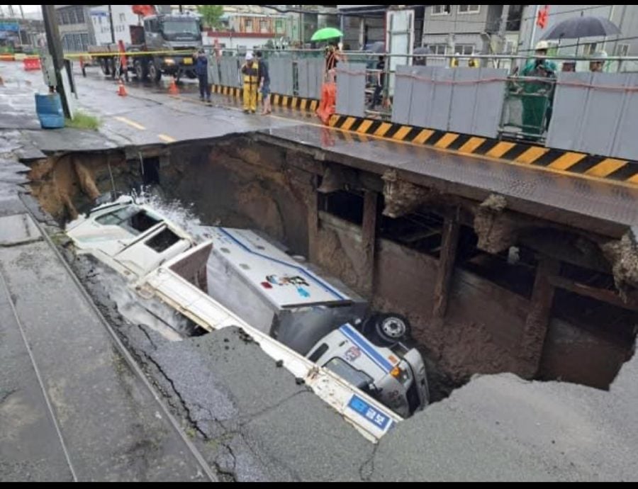 （视频）台风“普拉桑”袭韩 釜山等地暴雨 地洞“吃车”