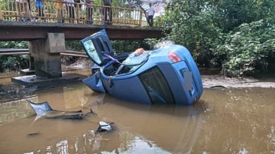 轎車失控撞毀欄杆墜河 女司機與丈夫喪命