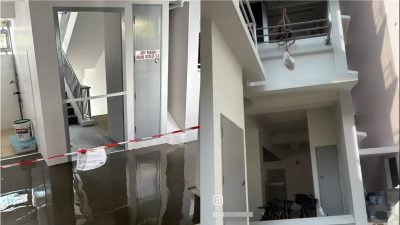 视频|组屋楼下施工阻路 机智送餐员一招完成使命