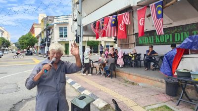 视频 | 驻唱老伯茶餐室前献歌艺 马来西亚日为客唱生日歌