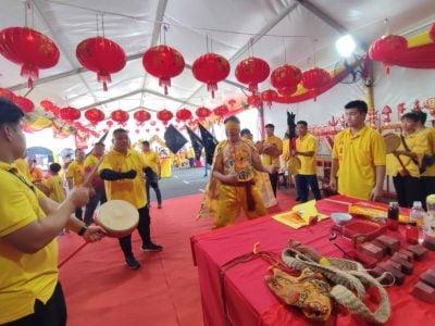 诗山凤山寺威灵殿 . 神祗金身移至法场