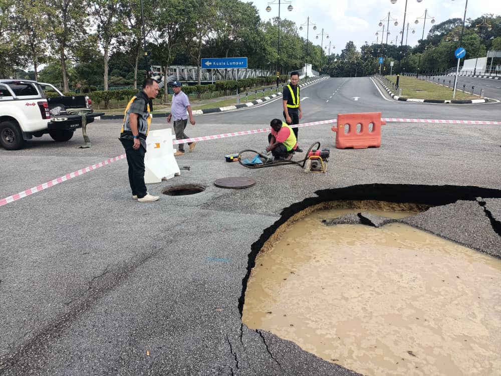 KLIA大红花大厦入口处路段 出现大路洞