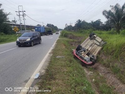 轎車閃車駛入逆道 . 羅裡司機甫下車 被撞斃