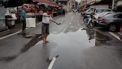 菜市路面凹凸积水  普罗士邦小贩促关注