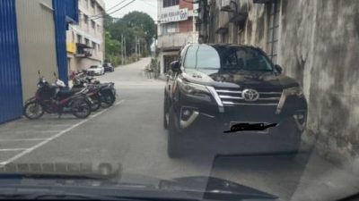 淡邊大街側小巷停滿車   居民投訴通行受阻