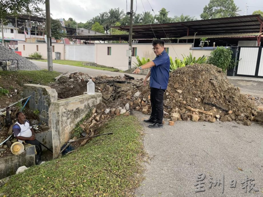 NS芙蓉/甘榜巴西驚現2尺深路洞 芙市政廳緊急搶修