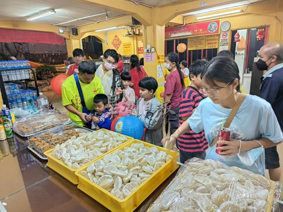 NS芙蓉/细雨无阻热情，500人撑伞在蜈蚣山庆中秋