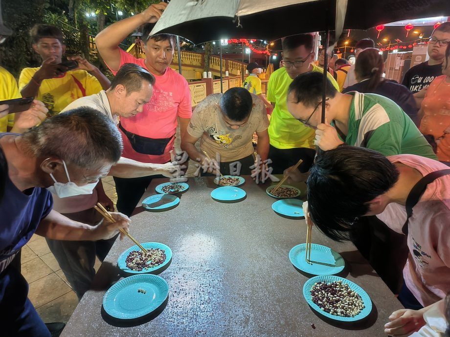 NS芙蓉/细雨无阻热情，500人撑伞在蜈蚣山庆中秋