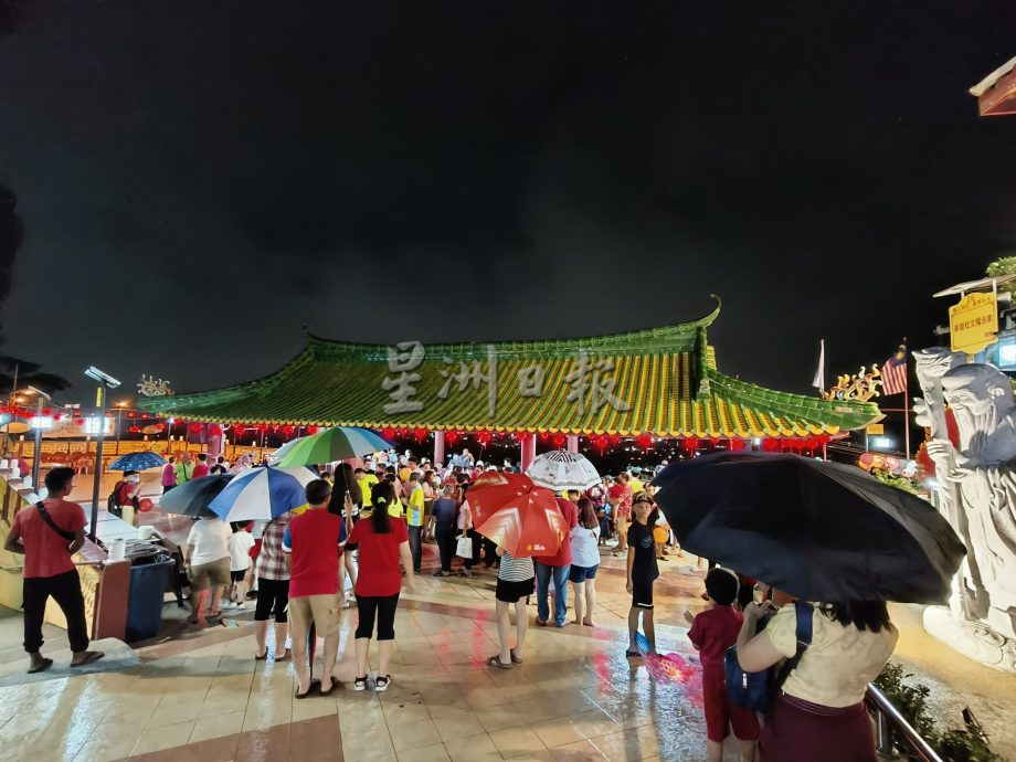 NS芙蓉/细雨无阻热情，500人撑伞在蜈蚣山庆中秋