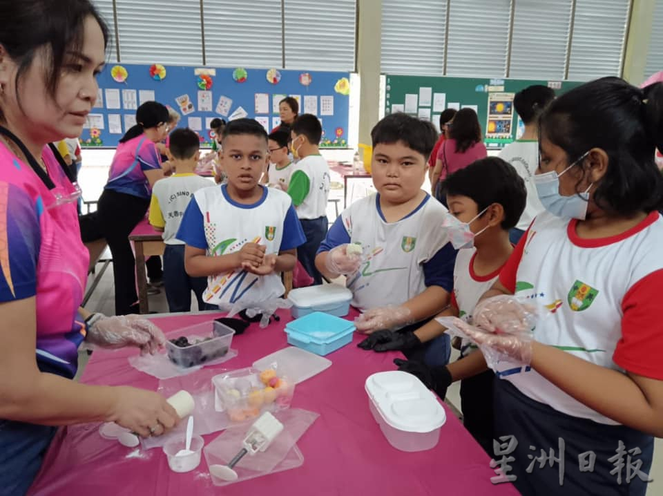 NS芙蓉：芙蓉中英华小学中秋节活动，全校师生体验制作冰皮月饼乐趣