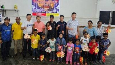 幸有雨盖球场 村民风雨无阻 榕吉中秋晚会如常举行