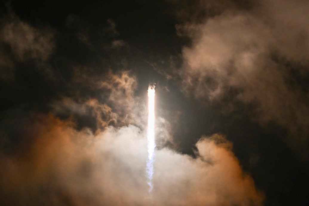 SpaceX 送亿万富翁上空 将将执行人类首次商业太空漫步任务