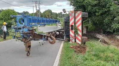 吊車翻覆 1男夾傷獲救