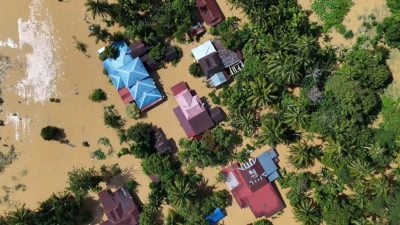 刚清洗住家又遭洪水来袭 灾民无奈重回疏散中心