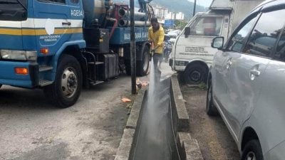 市政廳派赴西南區水災熱點 檳島“黃衣英雄”清溝渠