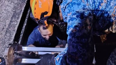 路旁水泥沟盖不翼而飞 青年踩空坠6呎深沟