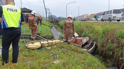 貨卡失控撞進大水溝 司機夾斃車廂