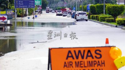 雨水+河水+死潮难入海 玻州多区低洼积水泛滥