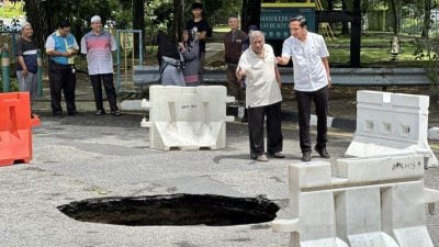 马路陷坑洞 | IWK须一星期修复 排污管破裂侵蚀土壤造成