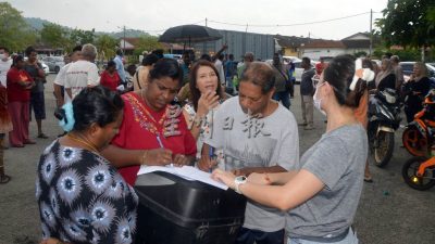 两星期没水用 怒爆 逾百居民签名促PBA正视