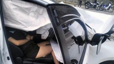 羅裡爆胎撞轎車 安全氣囊救女司機一命