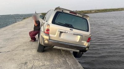 開車分心險掉下海 司機苦撐 拖車業者當場失笑