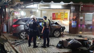 15歲少年開外公的車 高速撞小吃店3人傷重亡