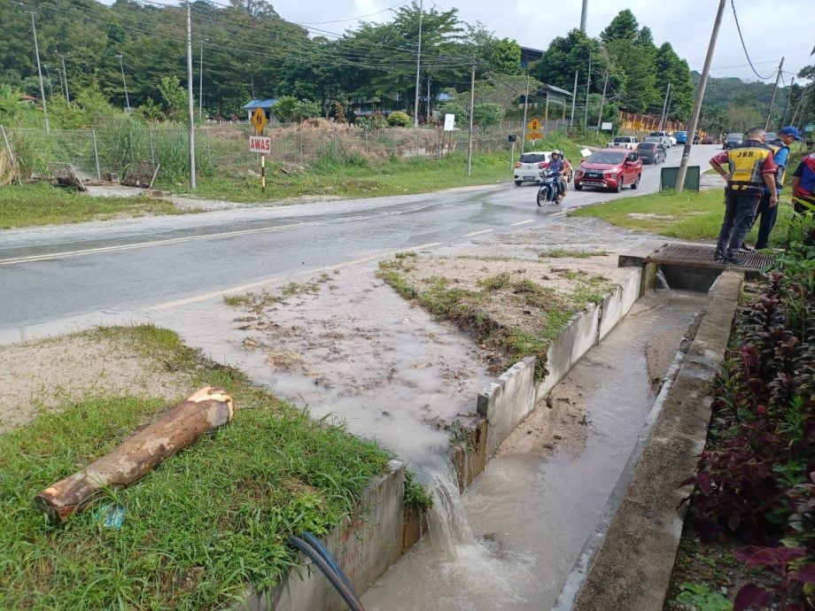 1小时雨淹乌冷数甘榜 大路“沦陷”交通阻断