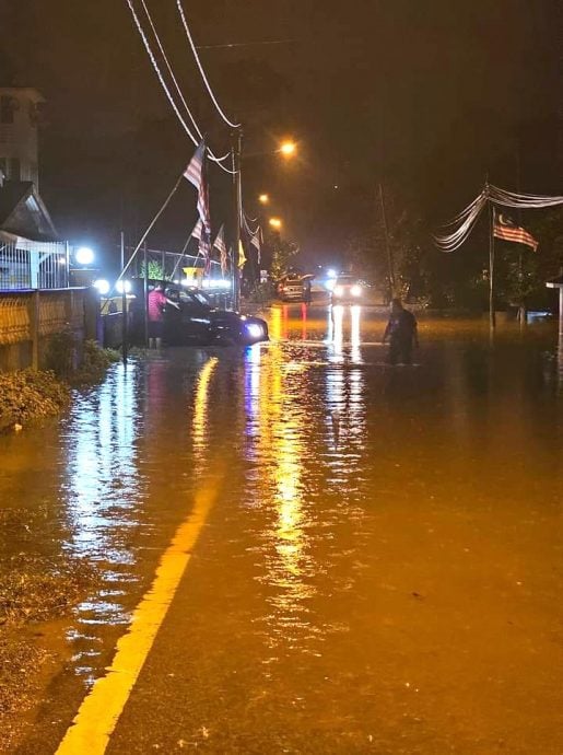 1小时雨淹乌冷数甘榜 大路“沦陷”交通阻断