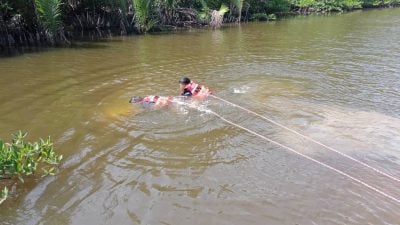 载有10人休旅车坠河.3孩童丧命