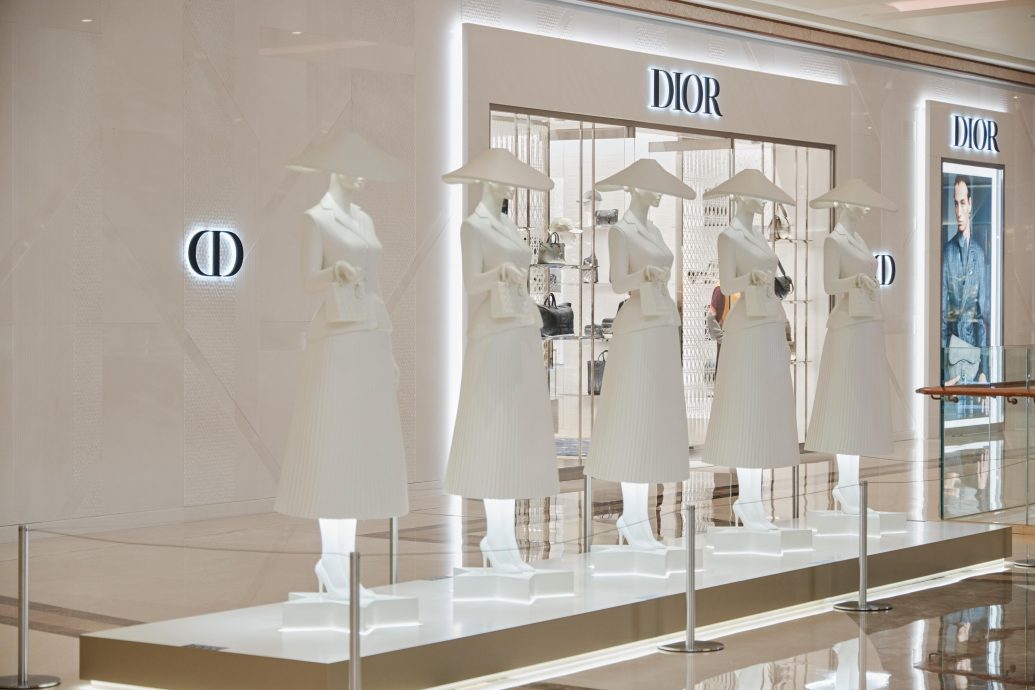 Celebrating the grand opening of Dior boutique at Galaxy Promenade, “Tailleur Bar” is displayed in front of the boutique to highlight the emblematic silhouette of “The New Look”.