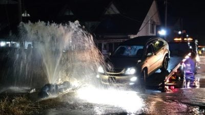 視頻 | 男子疑醉駕撞破路邊水管 水流如注 水供服務暫時中斷