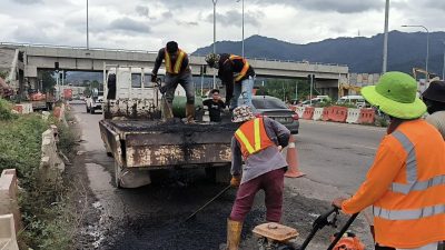 鬥亞蘭路雨後見坑 多車爆胎民眾吐槽